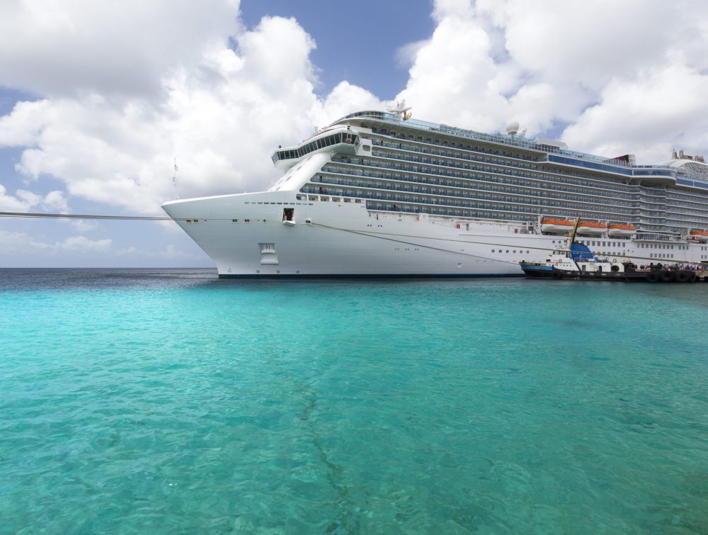 cruise-ship-in-tropical-waters-SBI-300938020